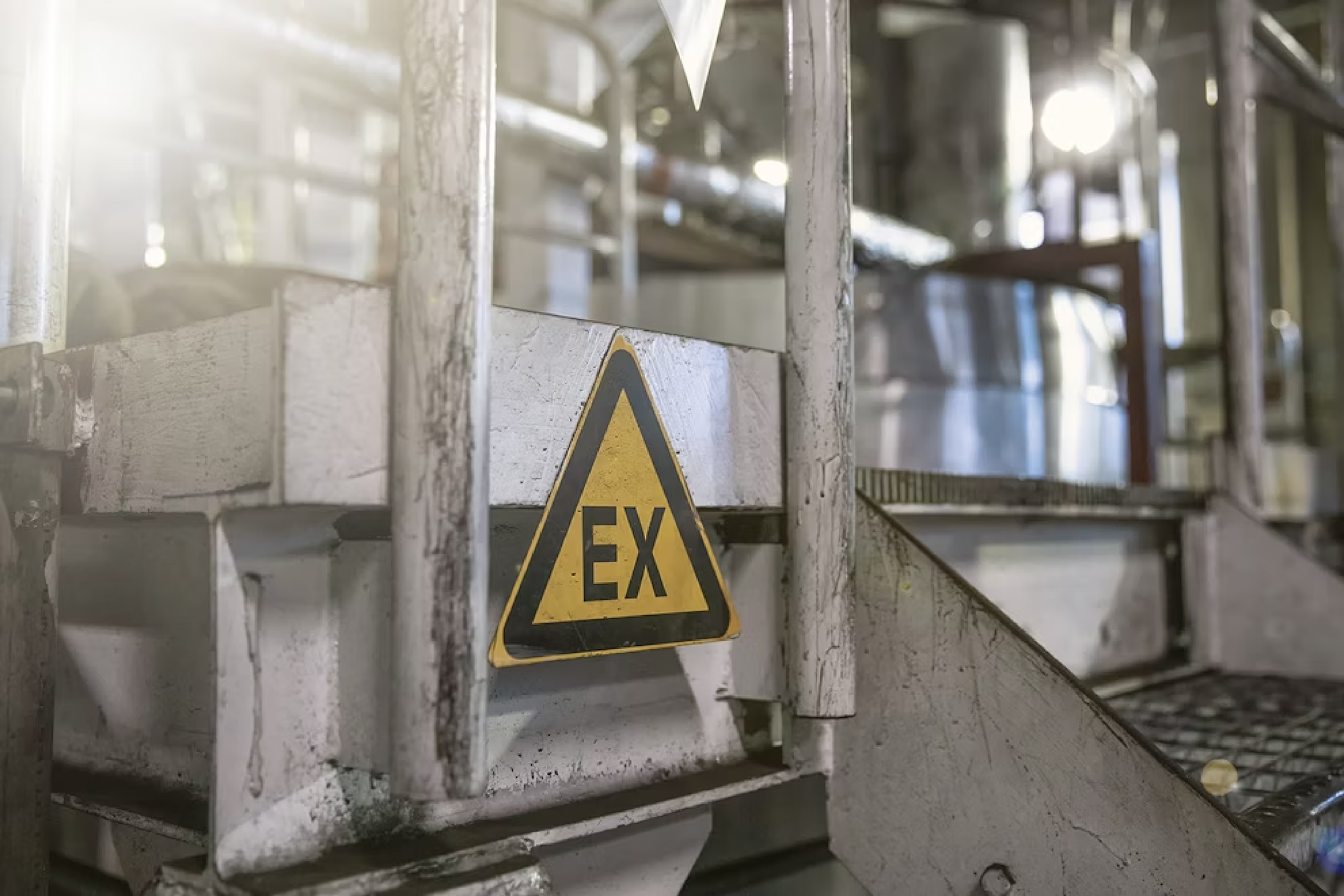 Maschienenraum mit einem gelben Schild mit der Aufschrift "EX"