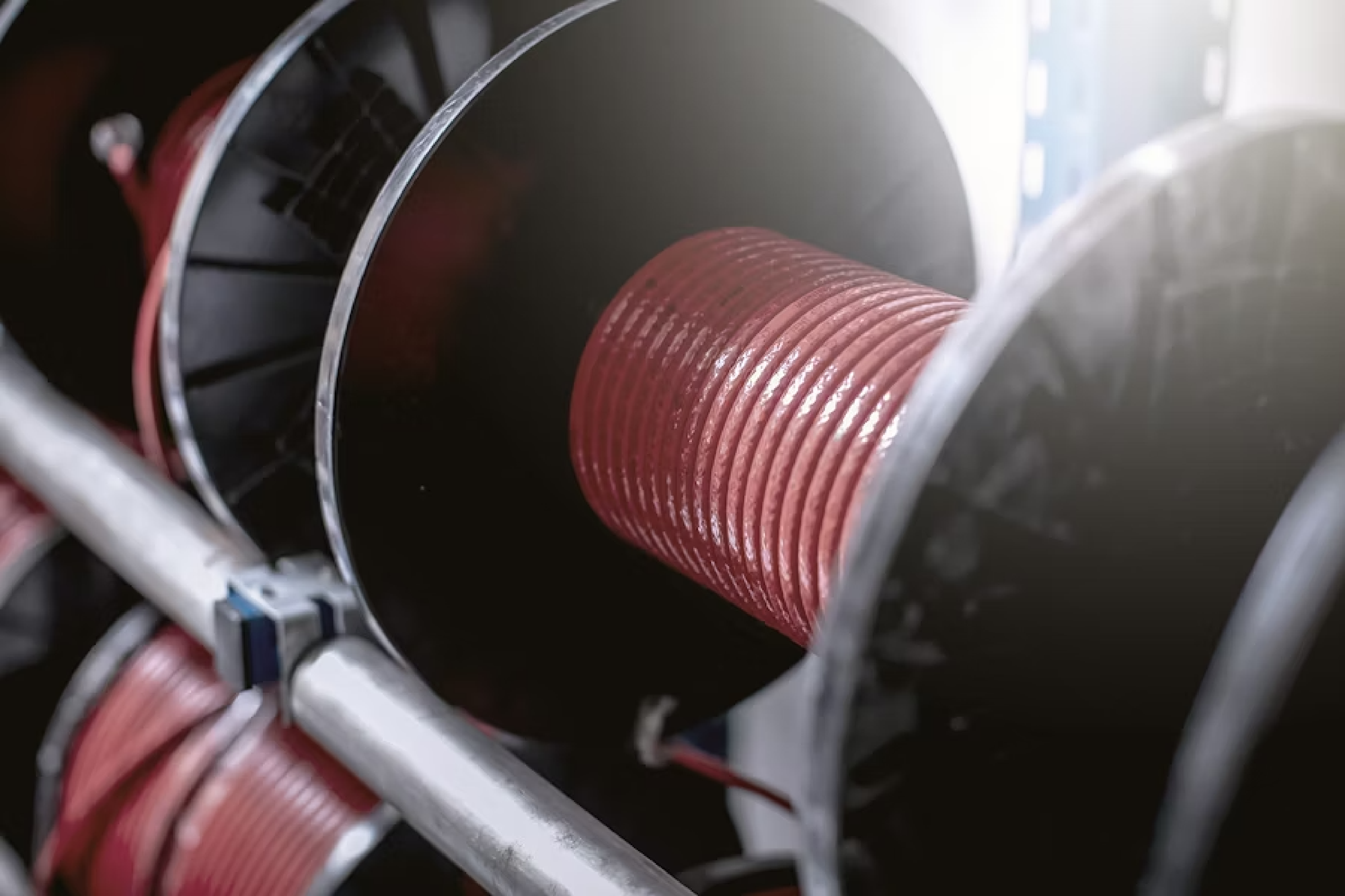 Eine Nahaufnahme von aufgerollten Heizbändern