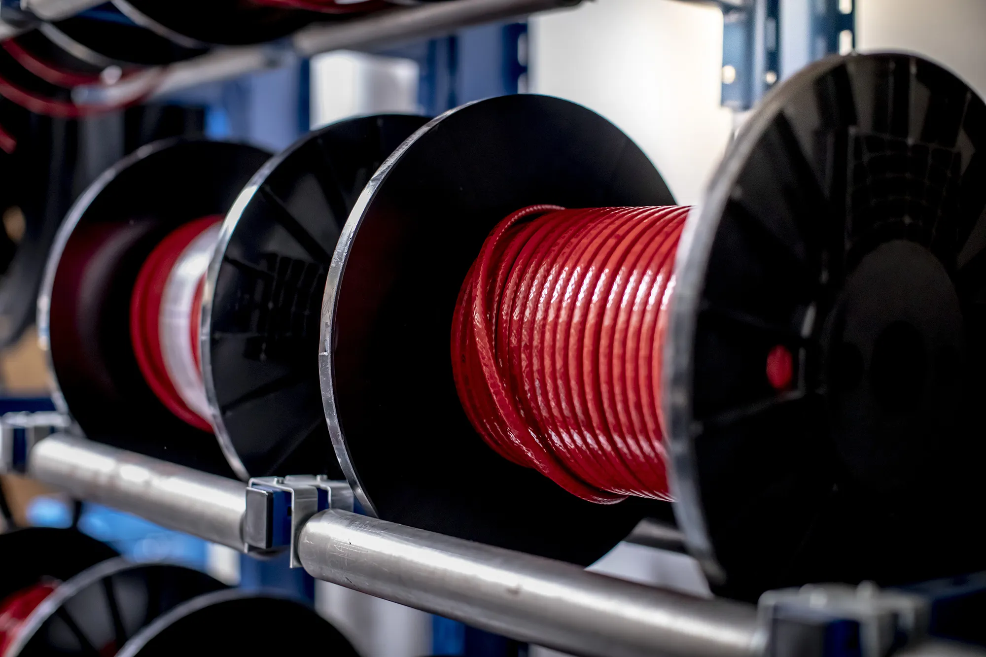 Nahaufnahme aufgerollter Heizkabel