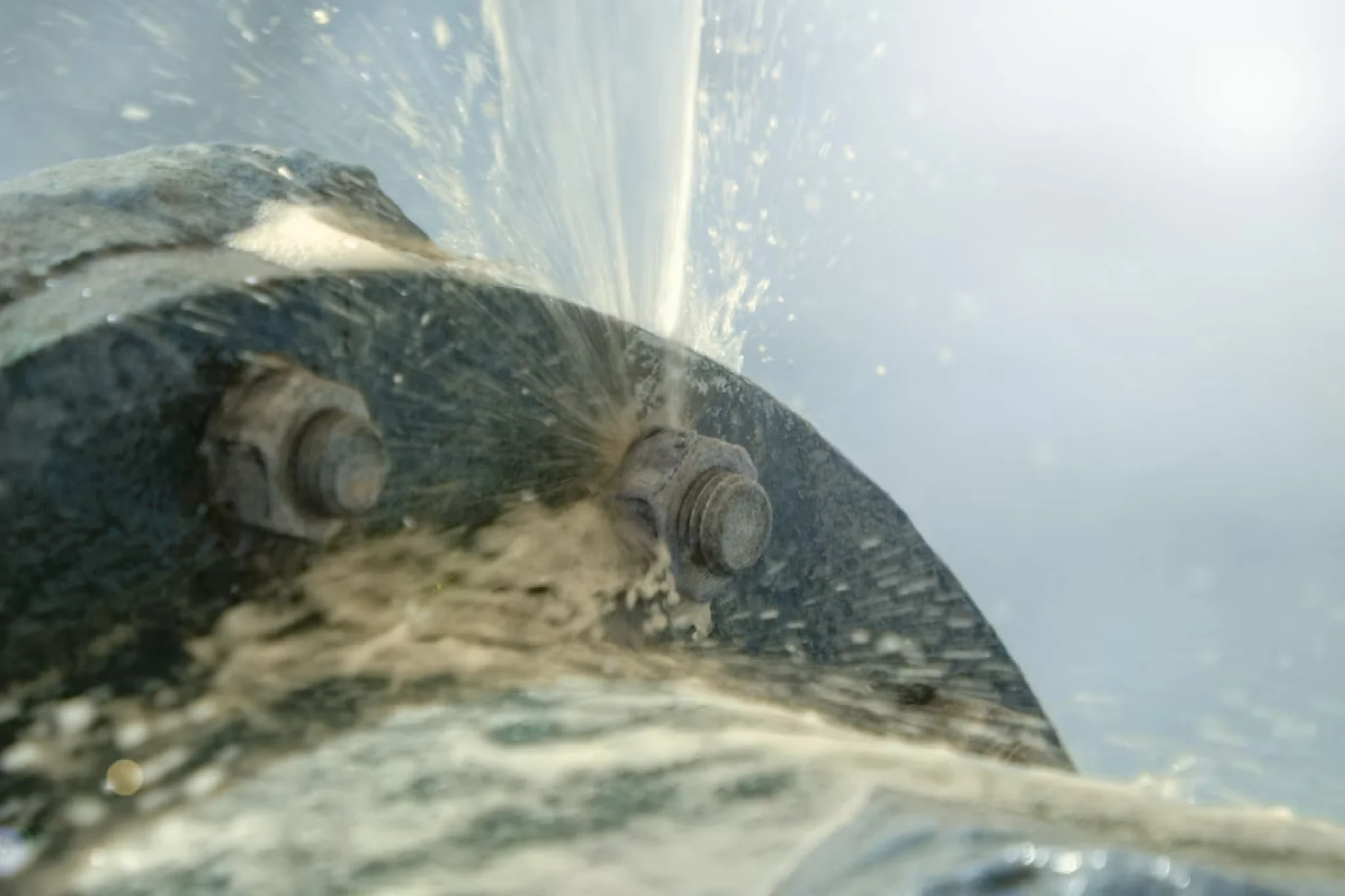 Nahaufnahme eines Rohrbruchs aus der Schraubstelle