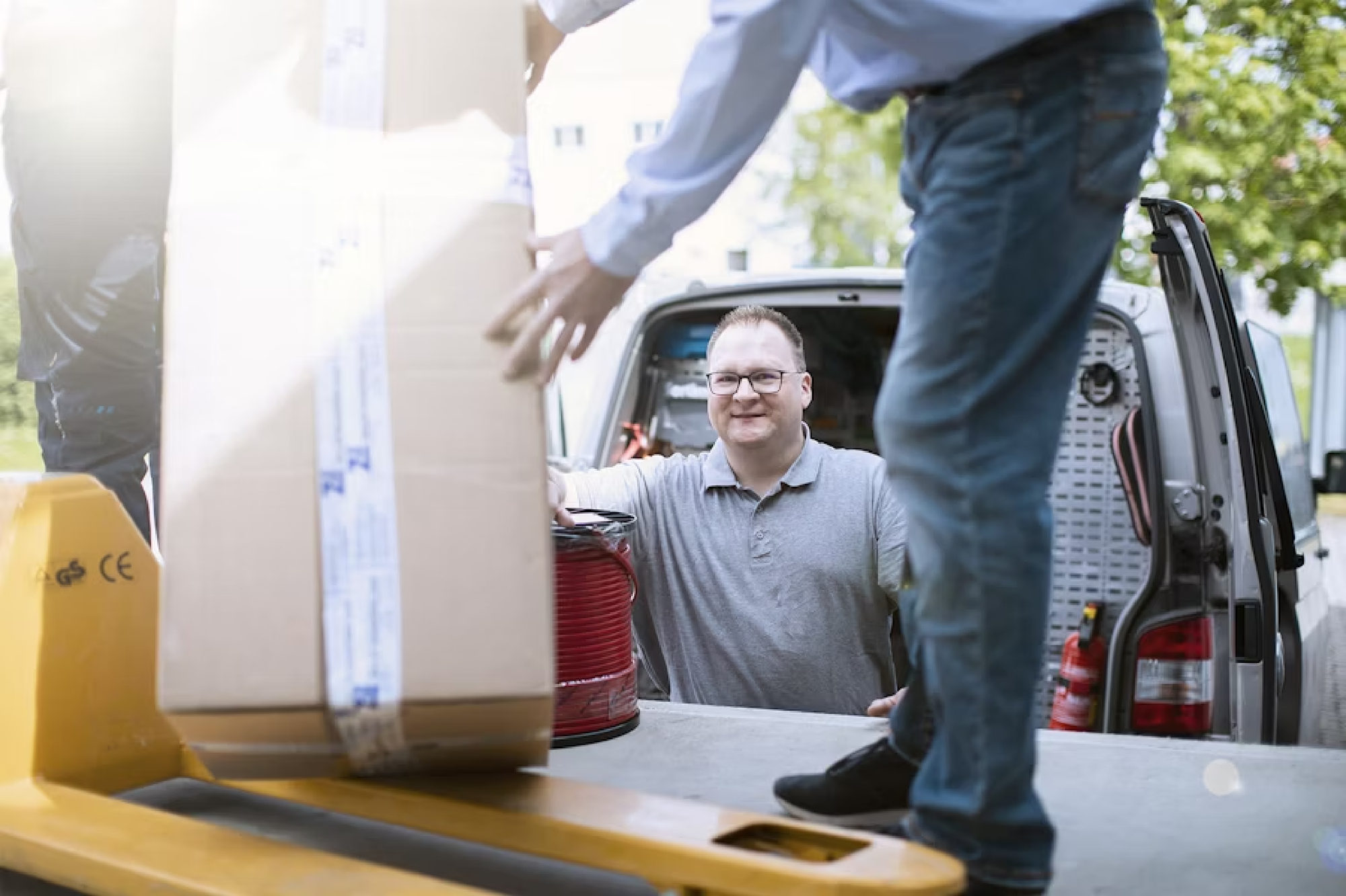 Ein Paket wird auf einen Hubwagen geladen