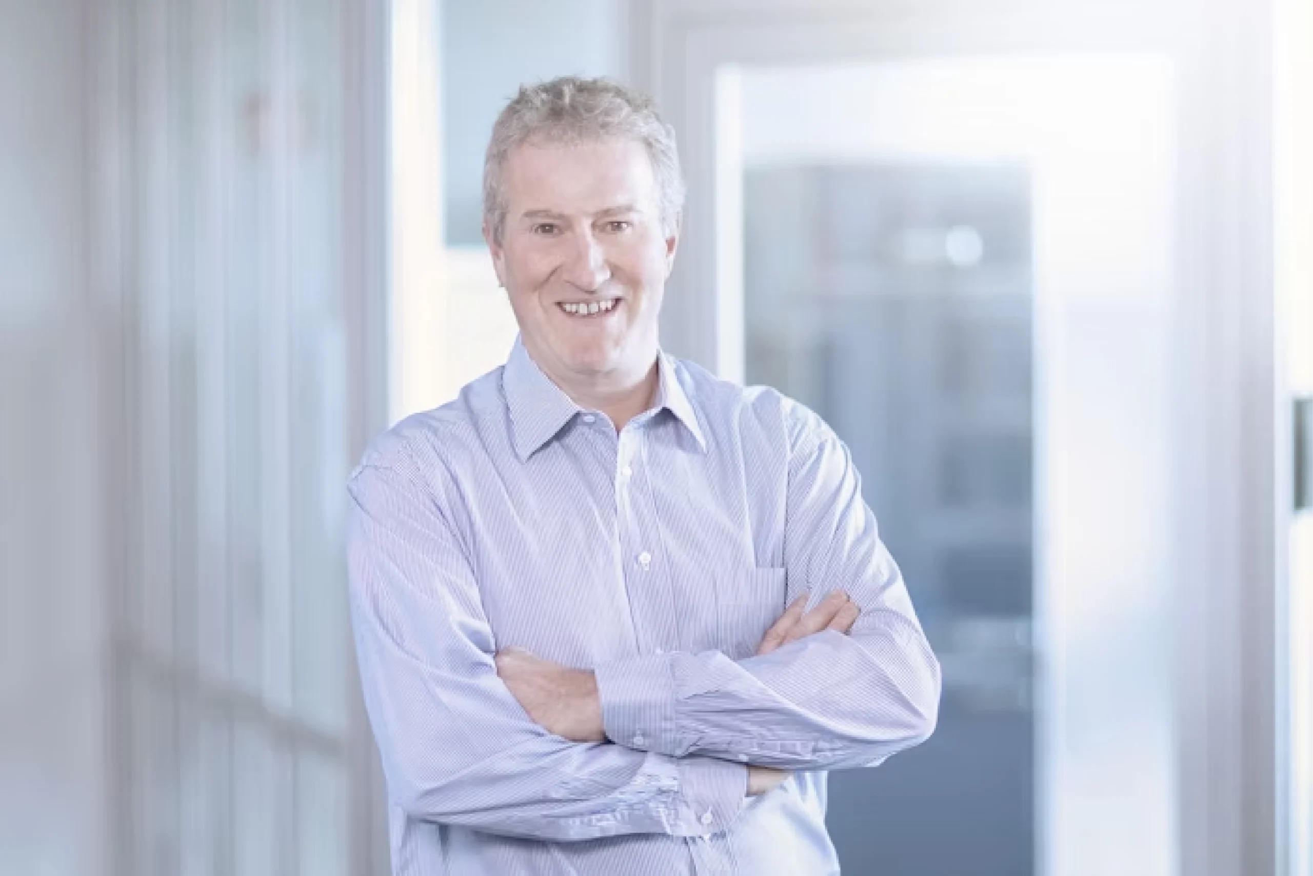 Ansprechpartner Walter Reichert lächelt mit verschränkten Armen in die Kamera