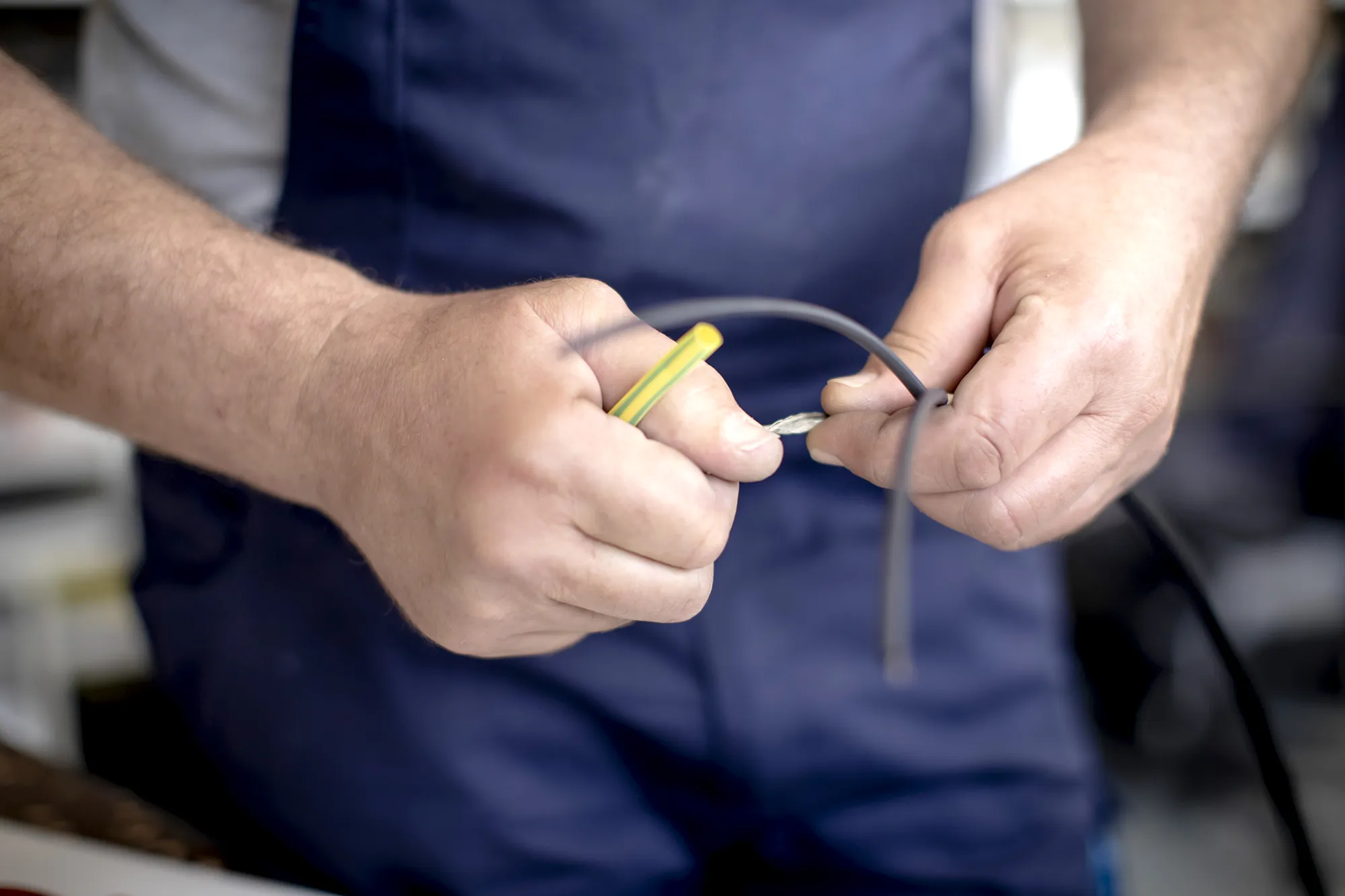 Zwei männliche Hände hantieren an eine